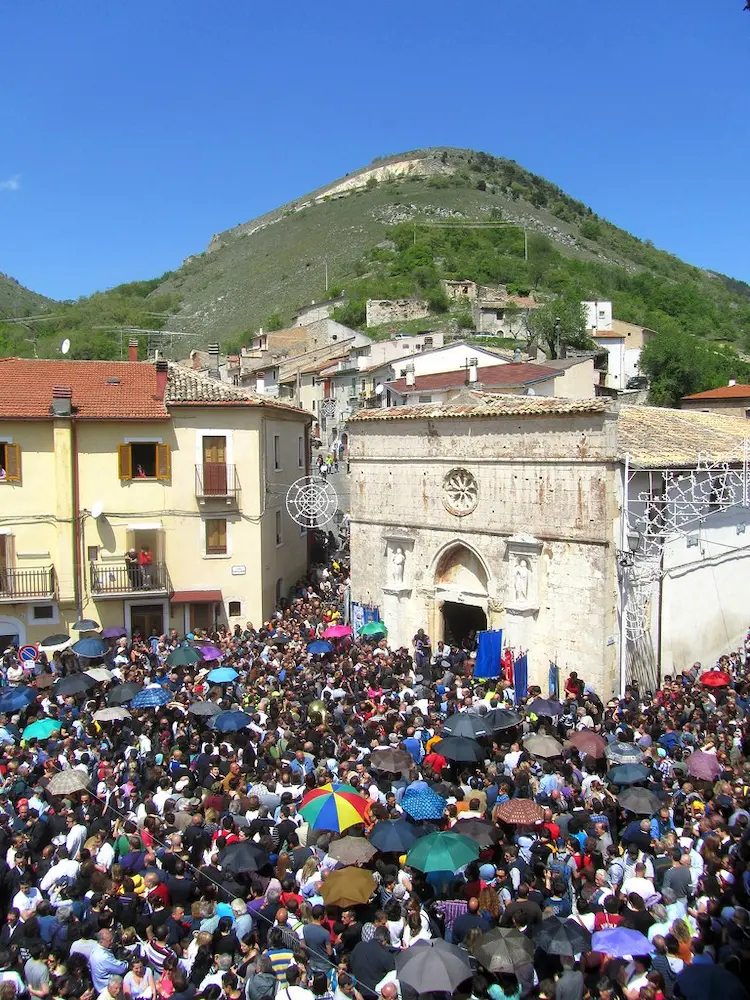 Primo maggio alla scoperta dell’Abruzzo: dai Serpari a Cocullo fino ai Trabocchi di Fossacesia