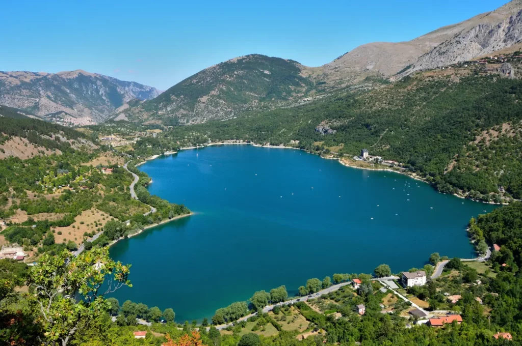 Lago di Scanno, il cuore azzurro che batte in Abruzzo