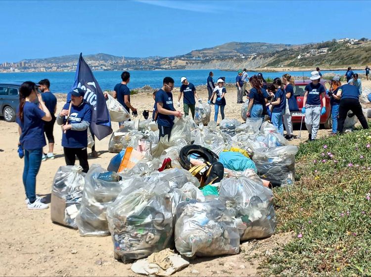 Passeggiata Ecologica in Spiaggia: raccolta plastica e mozziconi